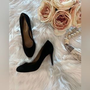 Elie Tahari Womens size 38.5/US 75-8 Premium Suede Heels EUC Like New Condition